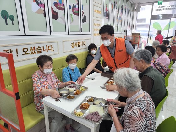 소고기 빼고, 반찬 줄여도 버겁다…이러다 무료급식 끊기겠네