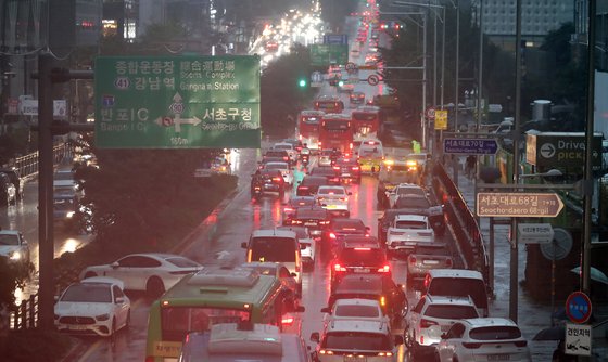 퇴근길 지하철 중단, 도로 통제에 불편 겪은 시민들…수도권 밤새 시간당 50~100mm 더 온다