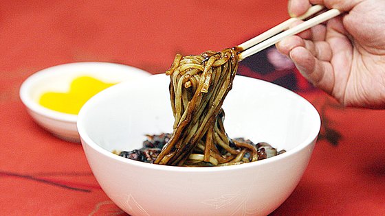 이 가격 실화냐? 12년째 짜장면 2000원 받는 착한 중식집