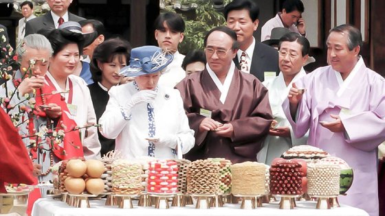 안동 하회마을서 73세 생일상…신발 벗고 고택 올랐던 퀸