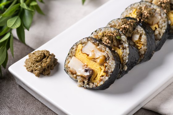 제철 전복으로 누리는 호사, 감칠맛 넘치는 전복내장볶음 김밥 [쿠킹]