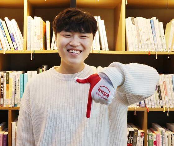 럭키 칠곡 포즈...SNS에 엄지·검지로 숫자 7만드는 유명인들