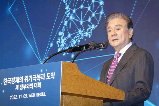 홍석현 중앙홀딩스 회장 “위기를 업그레이드 기회로 삼아야” [2022 중앙포럼]