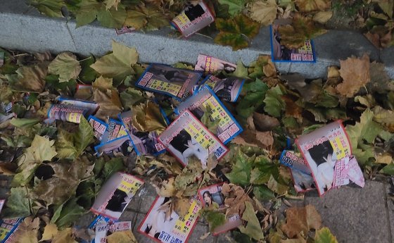 XX룸 24시 대기 하루 2만장 뿌려진다…강남 불법 전단 비밀