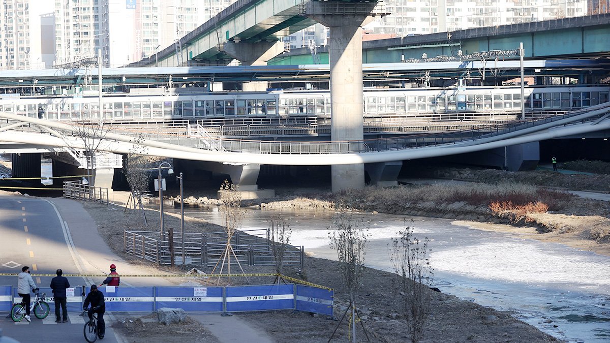 [포토타임] 파주시 공릉천변서 수색작업 벌이는 경찰