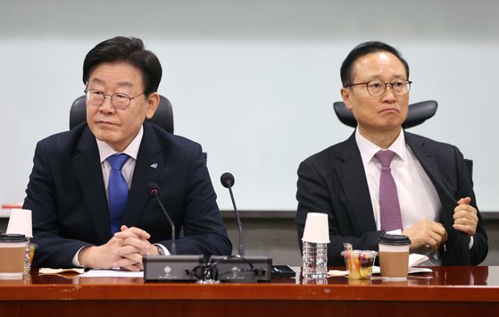 개딸들, 이재명 동행 의원 출석 체크…‘수박 리스트’ 돌렸다