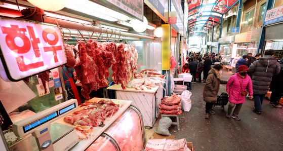 헐값 소, 고깃값은 왜 똑같나…요지경 한우 가격 잡을 묘수