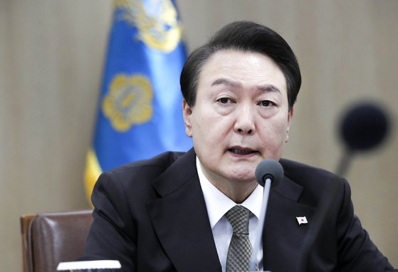 尹 “도로·철도요금 상반기 동결기조...통신·금융도 고통분담해야
