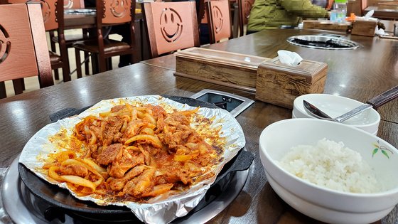여기로 와, 밥 먹게 소리 못한다...기사식당 제육볶음도 1만원[르포]