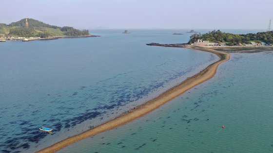 진도 바다 위 마른땅 ‘신비의 바닷길’…4년만에 다시 걸었다