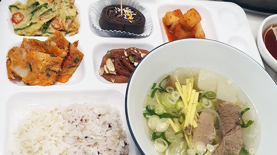 나주곰탕에 육첩반상 5300원...가성비 맛집 뜬 구내식당 비결