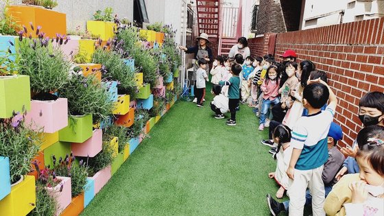 곤충호텔에 토마토 텃밭까지 들어섰어요…달라지는 어린이집