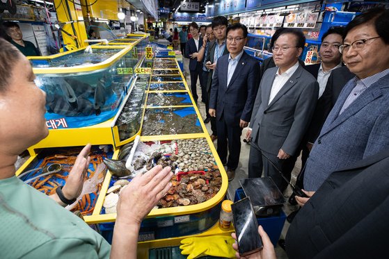 與윤재옥, 수산시장 찾아 횟집 회식…“괴담·선동 대책 세우겠다