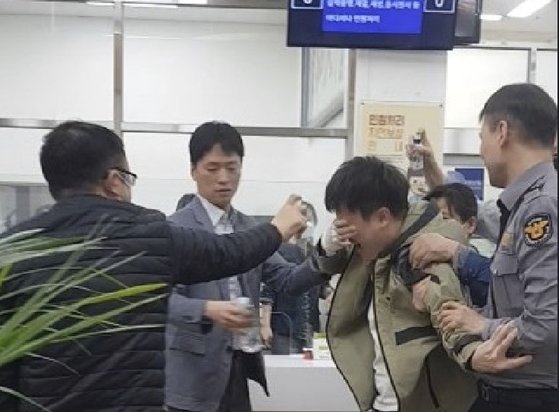 연기 좋다 공무원 난동에 스프레이 칙…부산시청 무슨 일