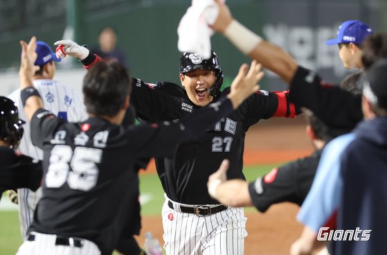 롯데 유강남, 짜릿한 끝내기포…한화는 1005일만의 5연승