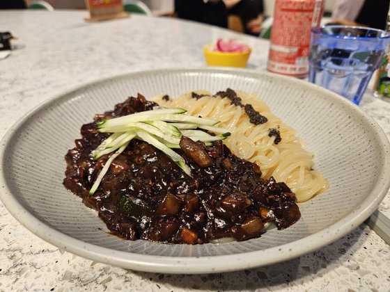 씹는 맛 덜해도 뒷맛 깔끔…트러플 향 솔솔, 이 자장면의 비밀