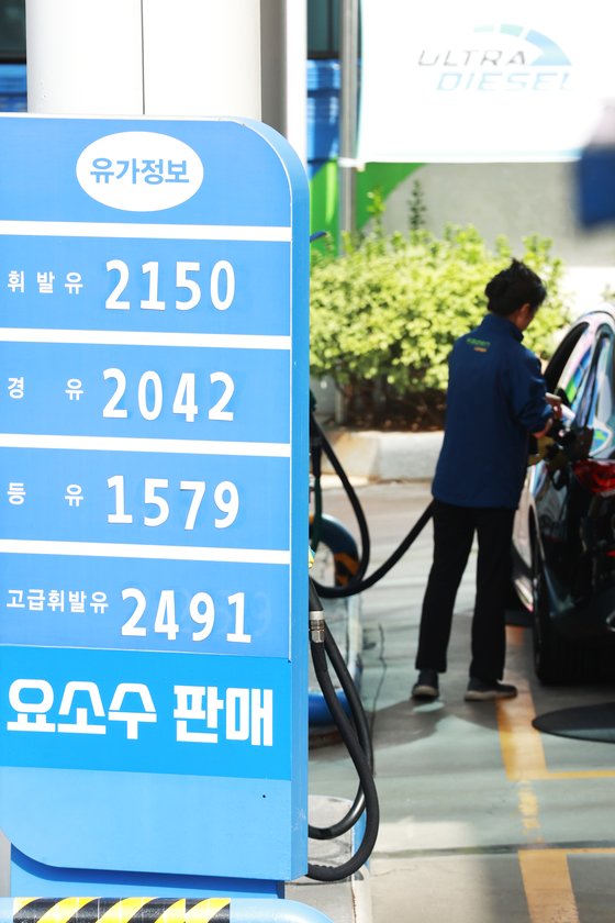 유가 4%대 급등…“중동 전쟁 번지면 제3의 인플레 파고”