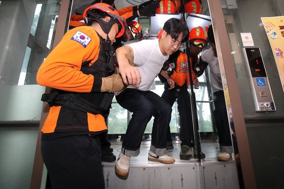 안전 A등급이랬는데…엘리베이터 자체점검, 꼼꼼히 보니 경악