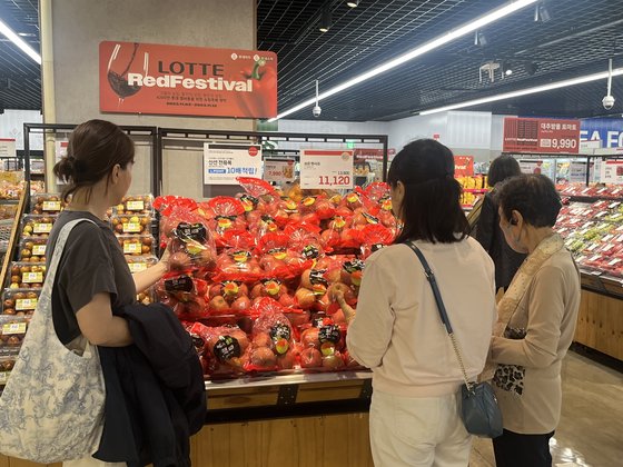 고물가 속 마트 풍경…강남 주부도 ‘못난이 과일’찾는다