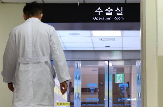 복지장관-전공의 비공개 만남…“병원, 전공의보단 전문의 고용하도록 개선”