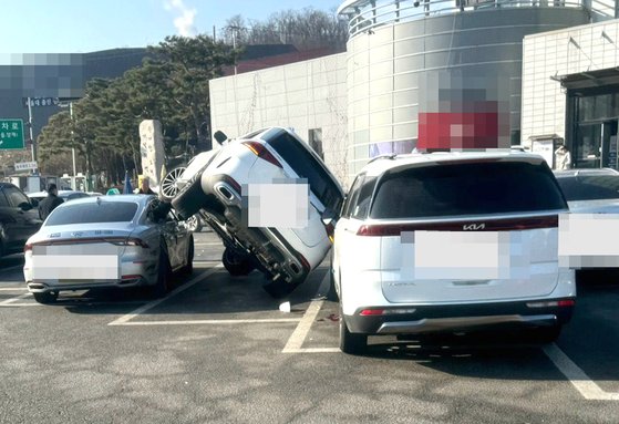 벤츠가 하늘에서 날아왔나…만남의광장 황당 주차 알고보니