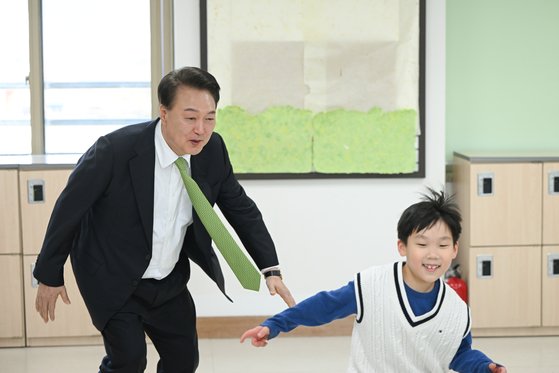 짝꿍 술래잡기 어떻게 합니까…늘봄학교 찾은 尹이 던진 질문