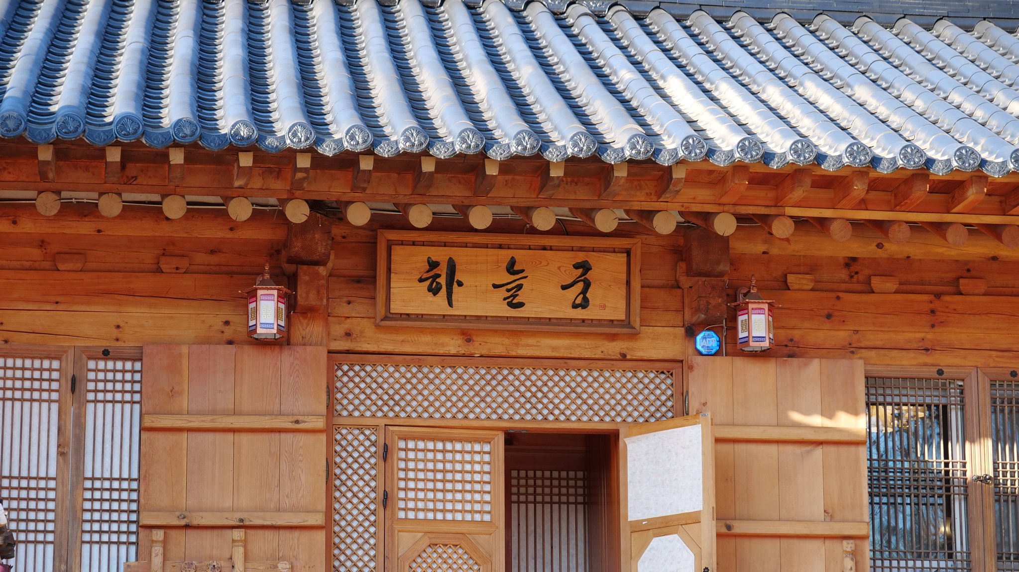 성추행 혐의 허경영 하늘궁 압수수색…본인은 영적에너지 전달