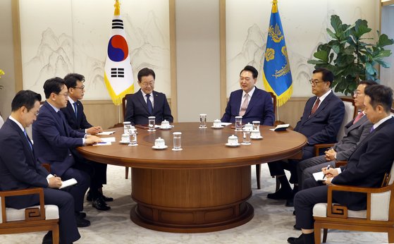 의자 빼준 윤 대통령, 이재명 5400자 모두발언에 표정 굳어