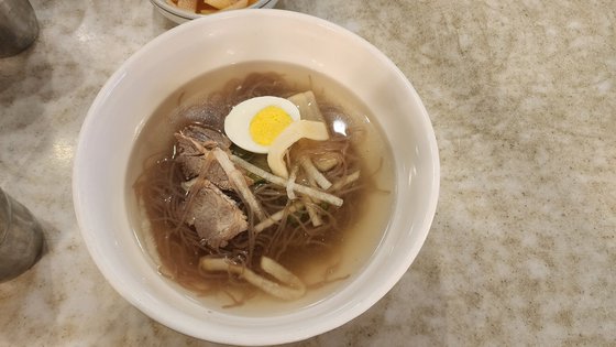 메밀값 21% 내려도, 평양냉면 1만5000원…그틈 파고든 집냉면