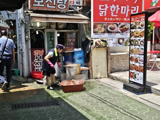 복날 보신탕 특수? 가게 내놨다…신장개업 흑염소집은 북적 [르포]