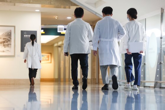 월급 반토막 났다 전공의 구직대란…사직한 7600명 몰렸다