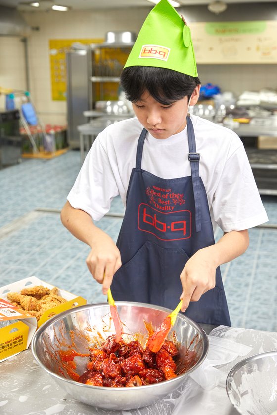 [소년중앙] K-치킨 활약 알고, 치킨 잘 튀기는 법 배우고…미래 창업 아이템 하나 마련했죠
