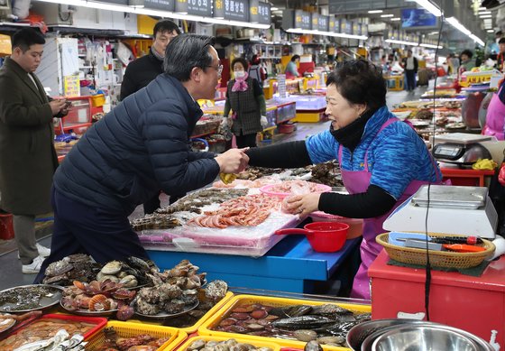 괴담? 입 꼬매뿌까 북적인 자갈치…日오염수 1년, 과학이 이겼다 [르포]