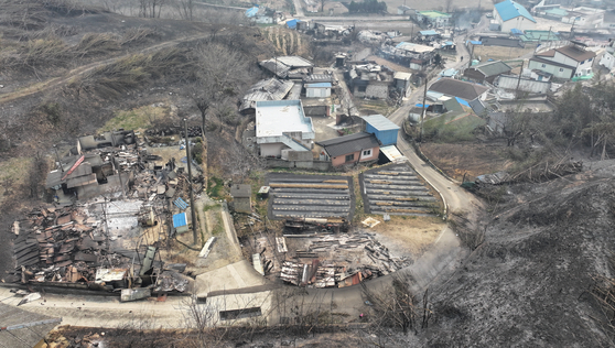 돌풍 타고 들이닥친 산불에 곳곳서 전기·통신 끊겨 혼란