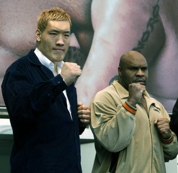 ‘테크노 골리앗’ 최홍만, ‘야수’ 밥 샙 난타하다