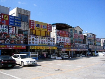 한국 간판들의 특징은 ‘제멋대로’