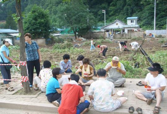 [디카세상] 수재민과의 컵라면