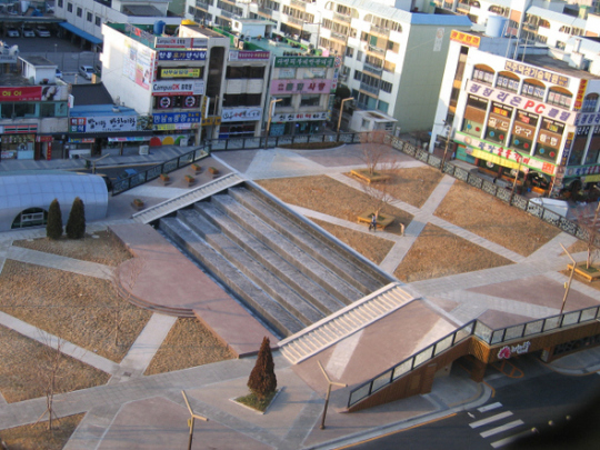 덕진광장, 포장마차 천국서 잔디쉼터로