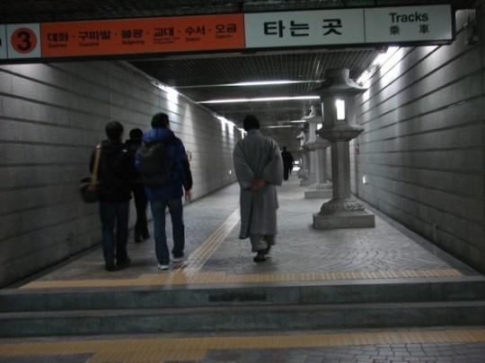 거기에 왜 일본식 석등이? 경복궁역 5번 출구의 비밀