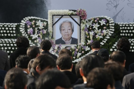 황금자 할머니 꽃제단 ‘일본풍’ 논란