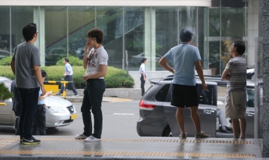 회사 안 절대 금연! 회사 밖 ‘너구리굴’