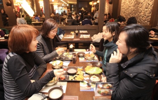 한시간 넘게 줄서서 먹는 한식뷔페, 최고 강자는?