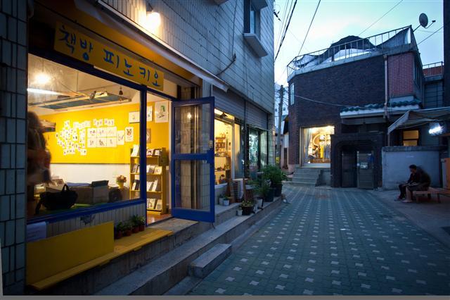 50대 부부가 귀촌해 낸 시골책방 “우리 책 쫌 팝니다!”