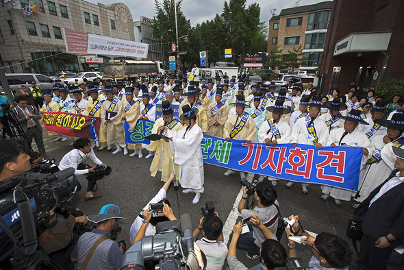 [포토] 성주 유림들, 청와대 앞 ‘사드반대 상소문’