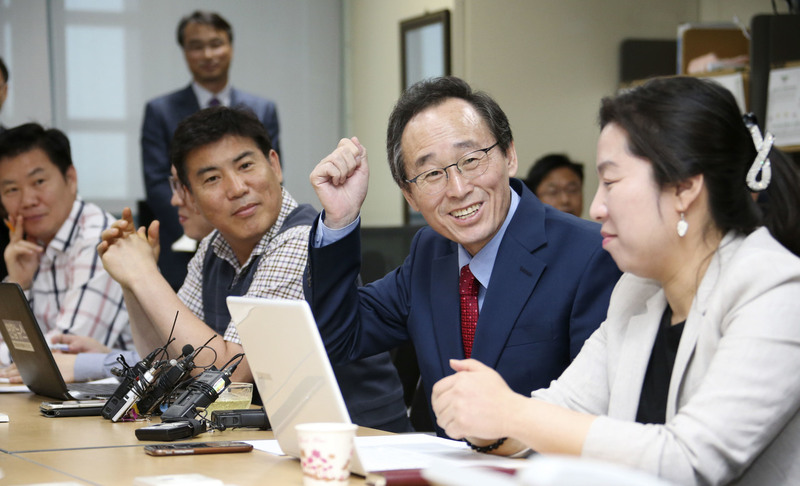  문 대통령이 전북지사에 전화한 까닭은? 