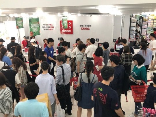 무리한 도전 아닌가 싶었는데 평일도 계산대 30m 줄 '대박' - 명동 금싸라기땅에 1천원 매장 '다이소' | 인스티즈