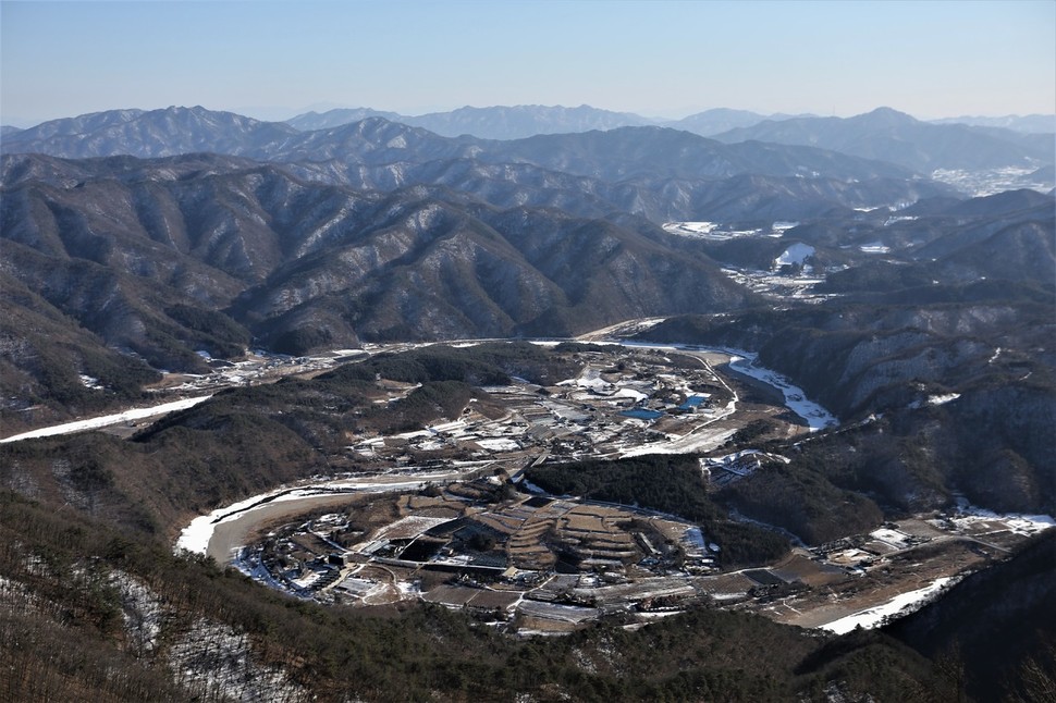 [ESC] 굽이치는 겨울 강, 태극무늬 닮았네!   