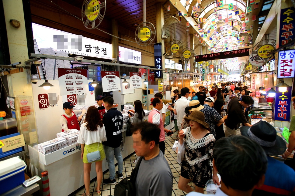  2㎞안에 85곳…속초시장엔 왜 ‘닭강정’밖에 없을까 