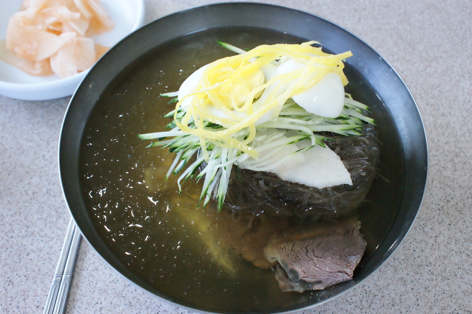  아삭한 국물 깍두기에 칼칼한 고추기름 해장국 한 그릇 후루룩 