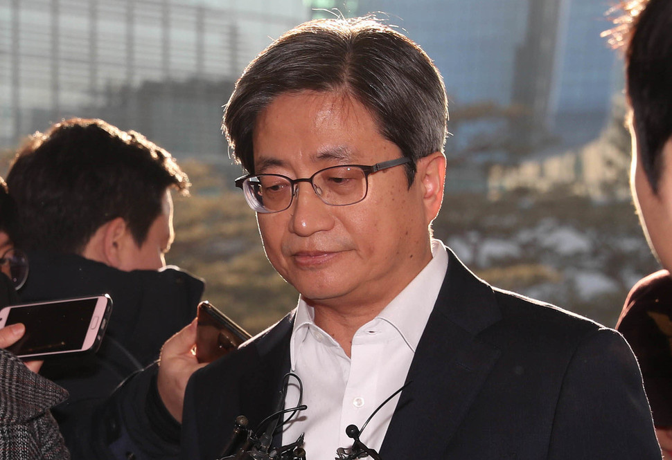  [포토] ‘전직 대법원장 구속’ 뒤 김명수 대법원장의 출근길 스케치 